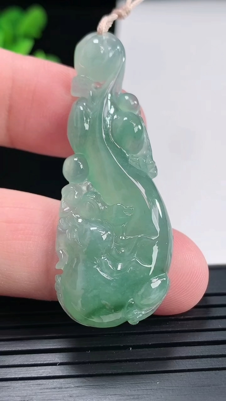 天然A货翡翠仿古龙吊坠，尺寸51.5-19-5.2重量:8.84g
4月25日