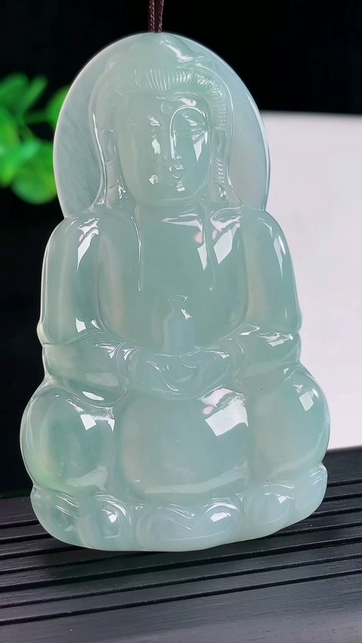 天然A货翡翠正装观音吊坠，尺寸67.5-40.5-5.6重量:28.93g
4月25日