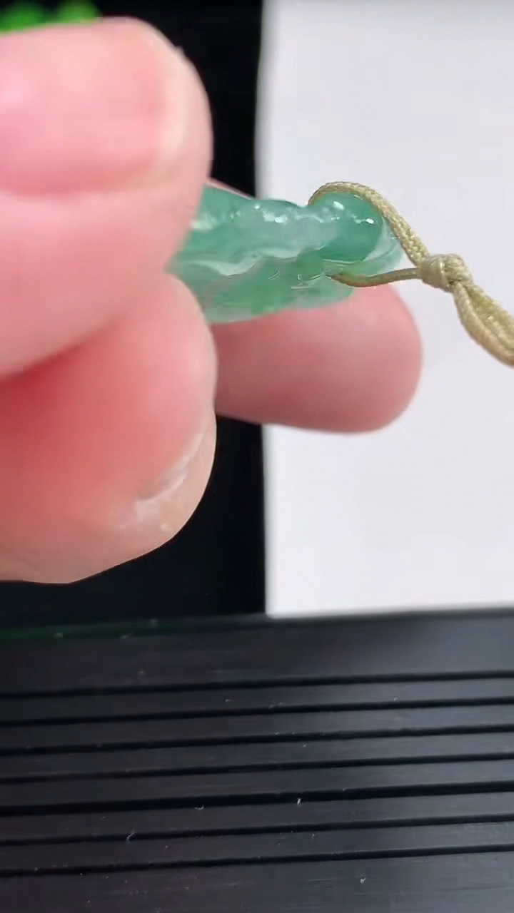 天然A货翡翠寿桃吊坠，尺寸40.6-25-5.2重量:11.11g
4月25日