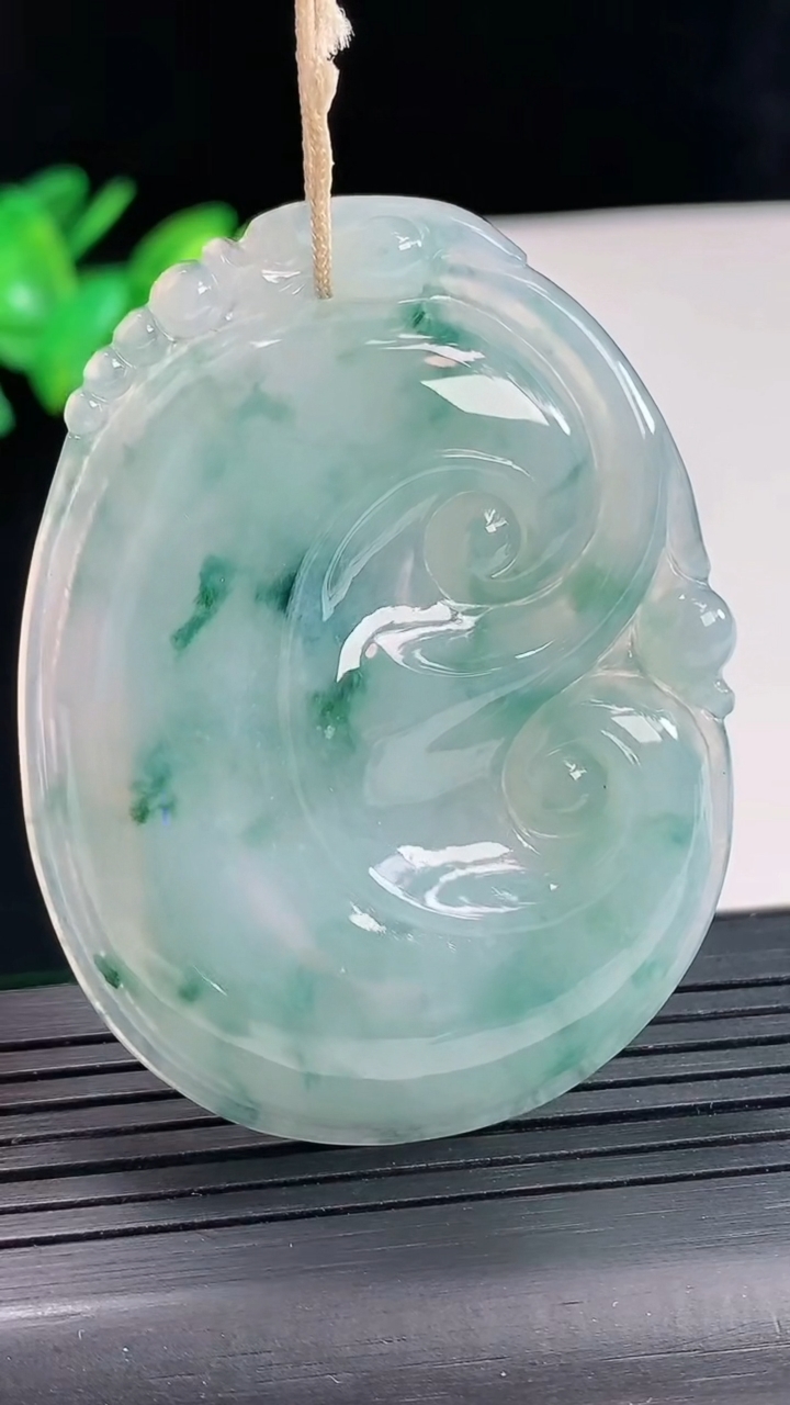 天然A货翡翠飘花如意吊坠，尺寸55-42-5.8重量:23.24g
4月25日