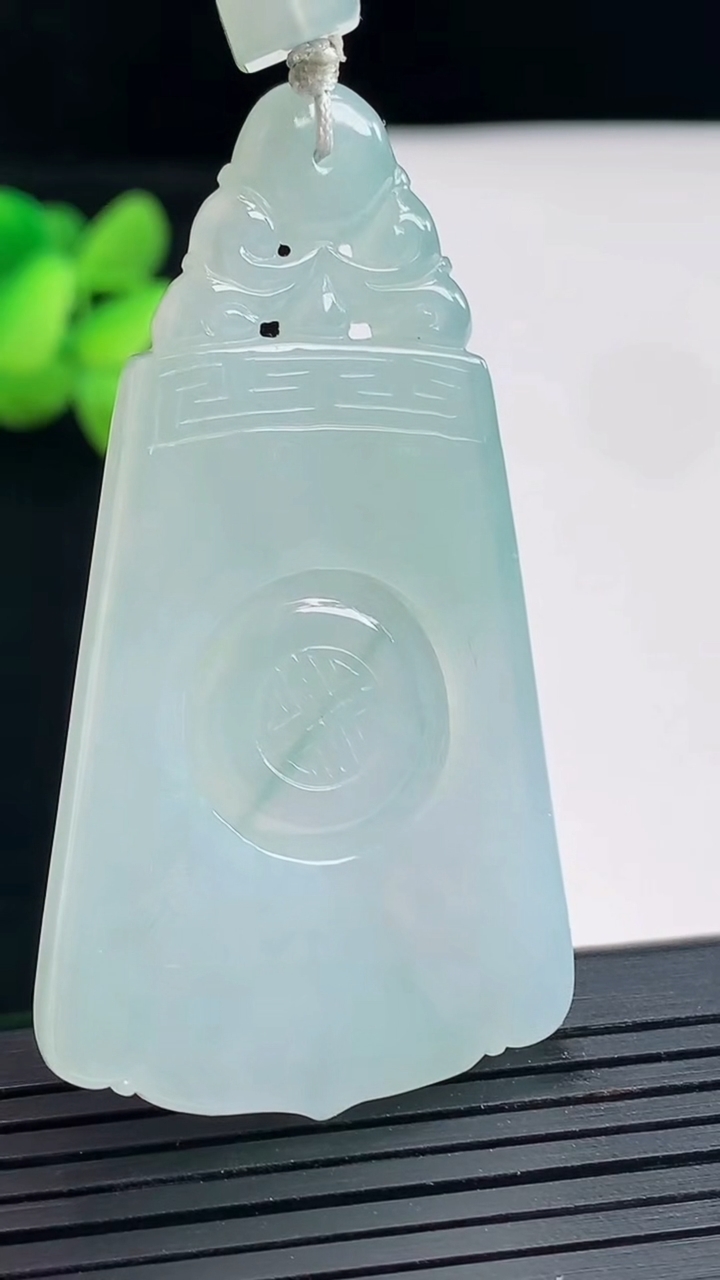 天然A货翡翠飘花仿古无事牌吊坠，尺寸54-30.5-4重量:15.79g
4月25日