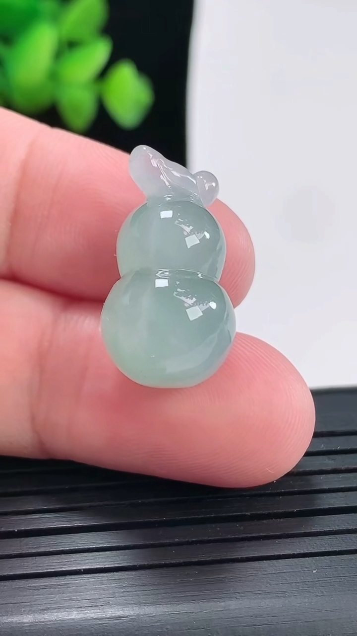 天然A货翡翠葫芦吊坠尺寸22-13-12重量:5.32g
4月25日