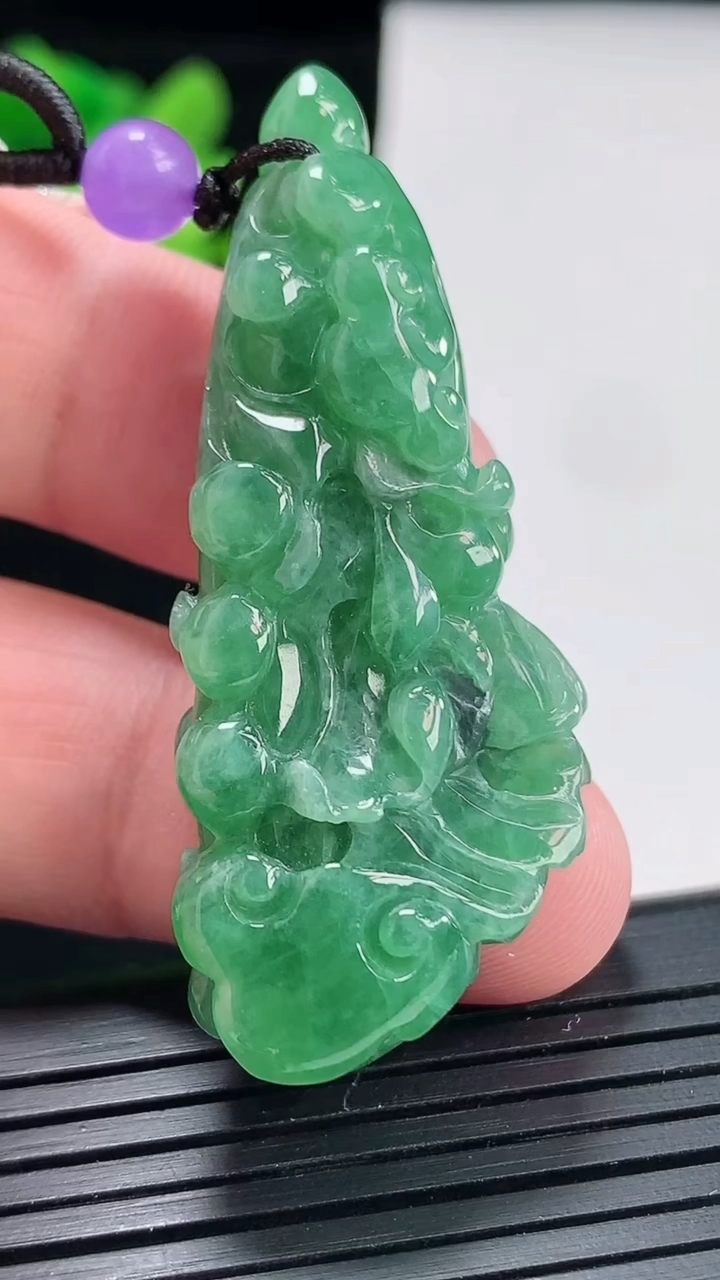 天然A货翡翠白菜吊坠，尺寸52-21.3-11重:16.41
4月25日
