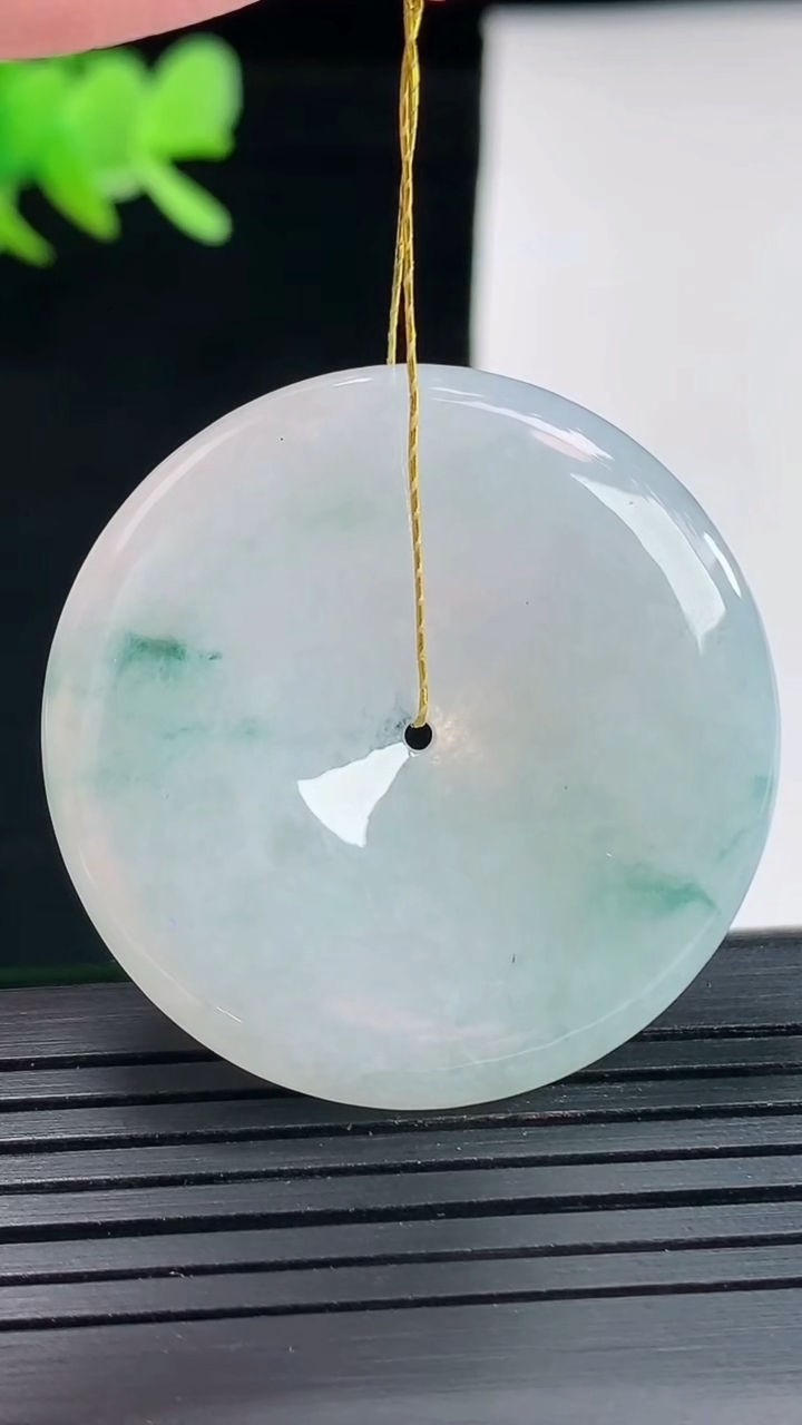 天然A货翡翠飘花平安扣吊坠，尺寸36-5.5重量:16.37g
4月25日