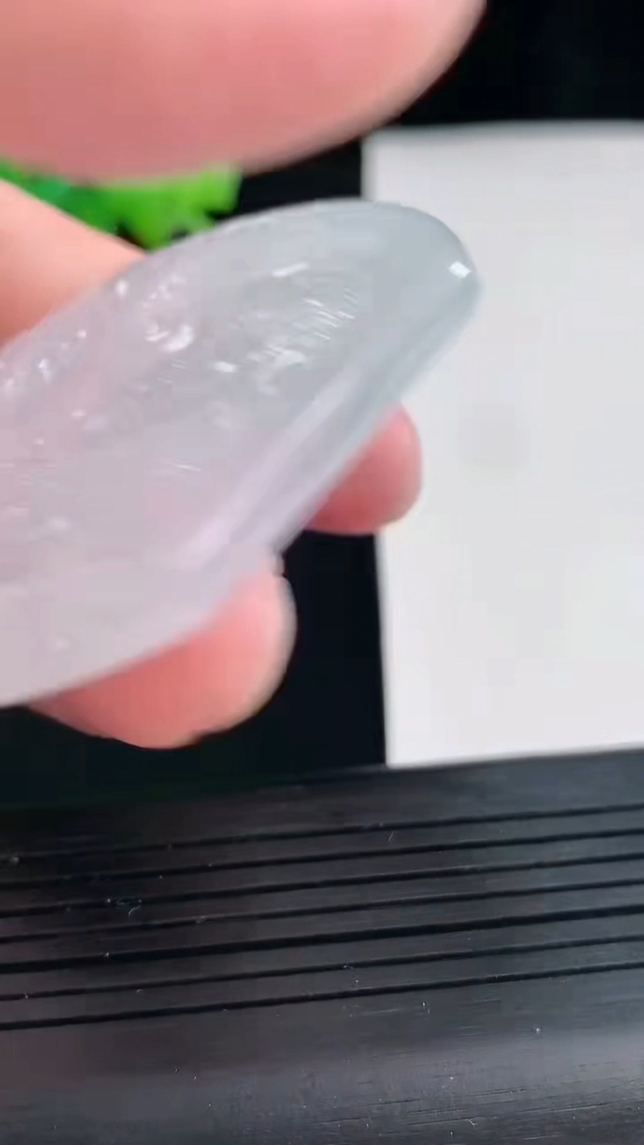 天然A货翡翠龙牌吊坠，尺寸53.5-45-5.5重量:28.92g
4月25日