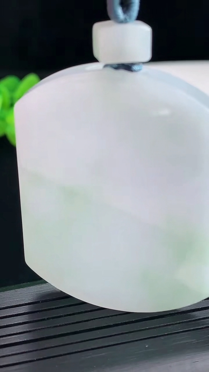 天然A货翡翠春带彩 紫罗兰无事牌吊坠，尺寸54-41-5.5重量:37.98g
4月25日