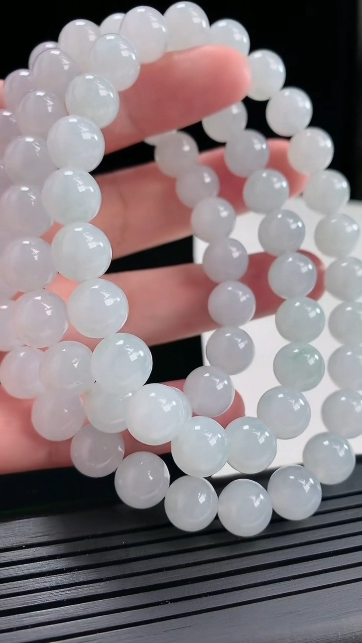 天然A货翡翠圆珠项链，尺寸10-66颗重量:124.14g
4月25日