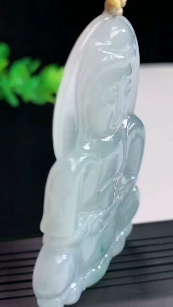 天然A货翡翠飘花正装观音吊坠，尺寸71-44.5-5.8重量:34.39g
4月25日
