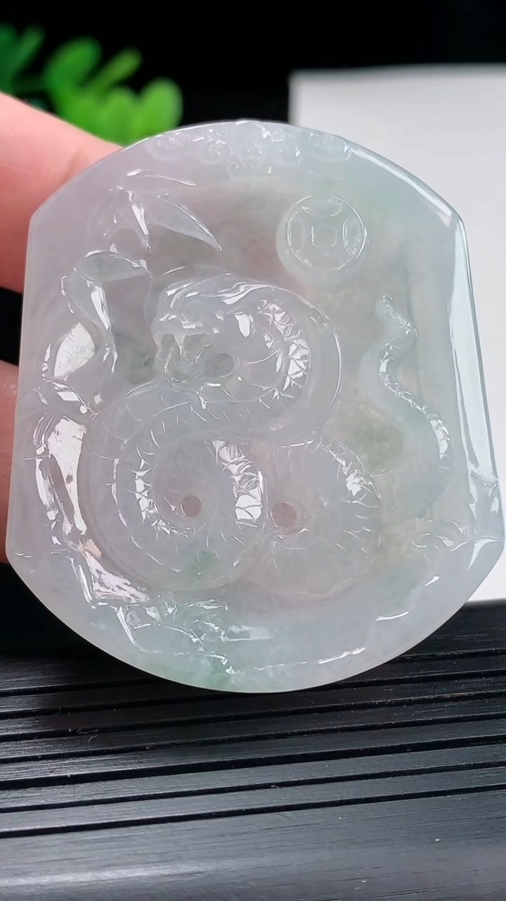 天然A货翡翠生肖蛇吊坠，尺寸52-44-4.8重量:26.28g
4月25日