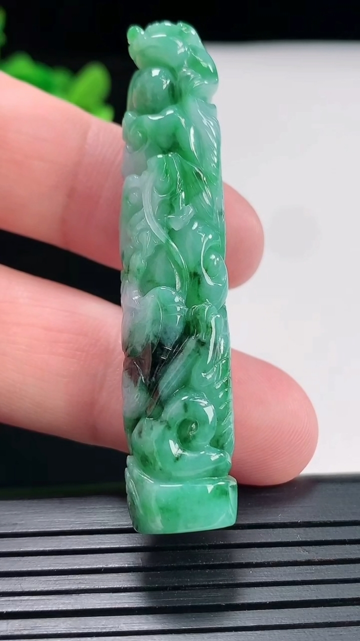 天然A货翡翠龙柱吊坠，尺寸57-12重量:19.14g
4月25日