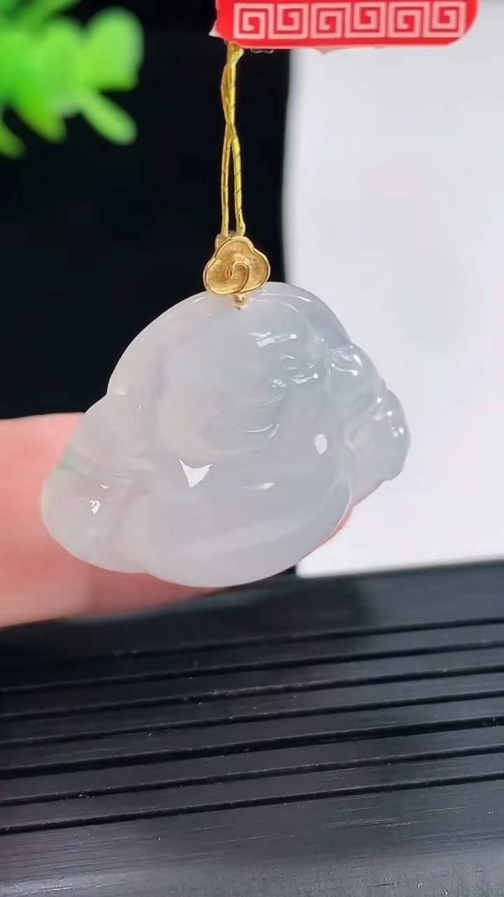天然A货翡翠种白冰佛公吊坠，尺寸24-27-6.2重量:6.45g
4月25日