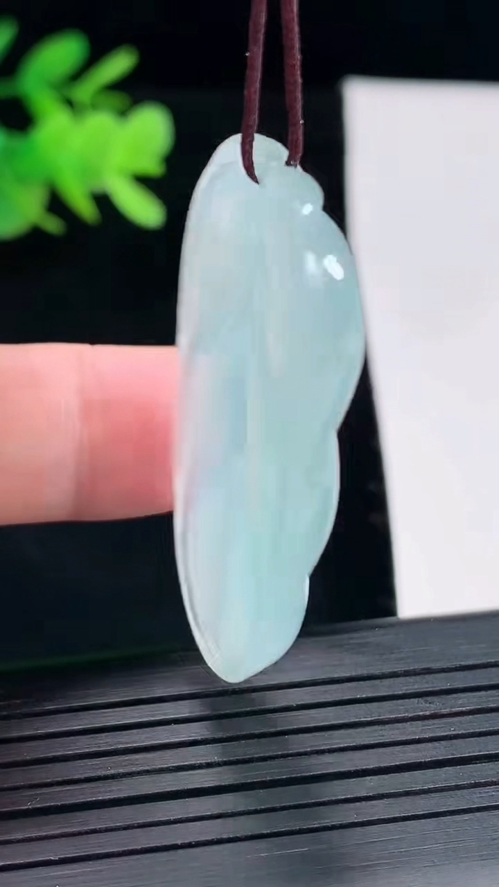 天然A货翡翠冰种飘花金枝玉叶 叶子吊坠，尺寸43.5-24.5-5.5重量:11.75g
4月25日