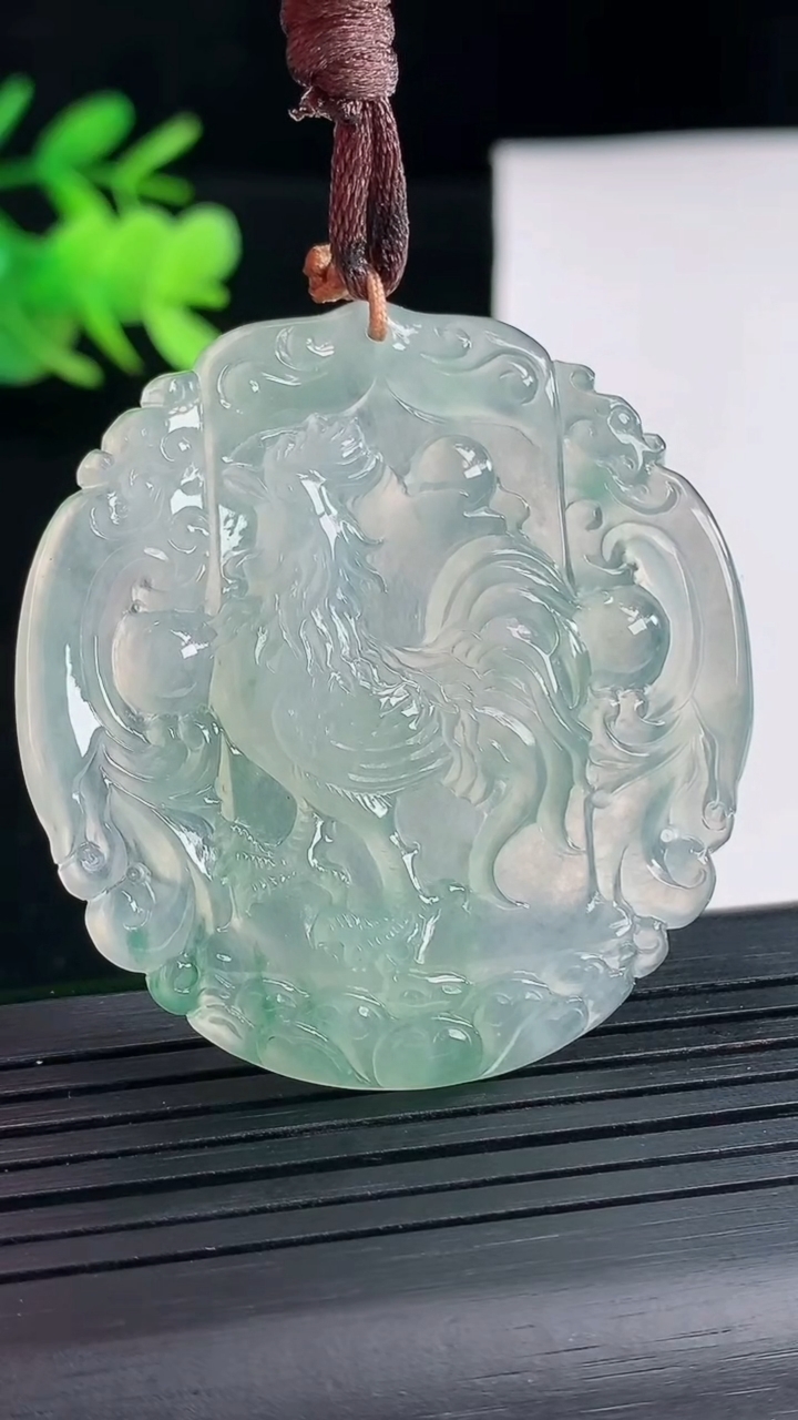 天然A货翡翠种飘花生肖鸡吊坠，尺寸44.5-44-5重量:20.53g
4月25日