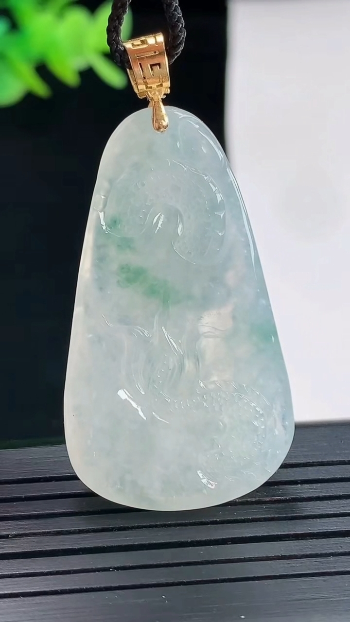 天然A货翡翠18k金飘花龙牌吊坠，尺寸42-24-5.8重量:11.87g
4月25日