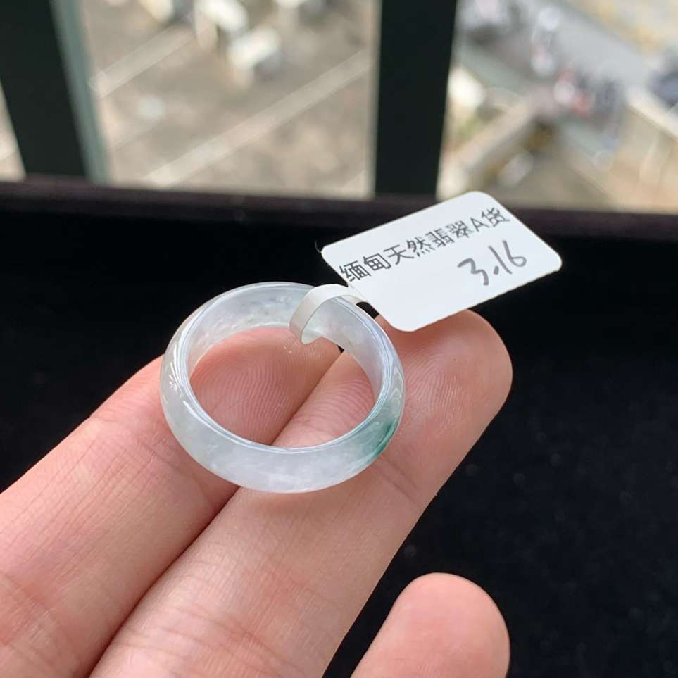 A货天然翡翠冰糯种飘花戒指20号重量3.16g
4月25日