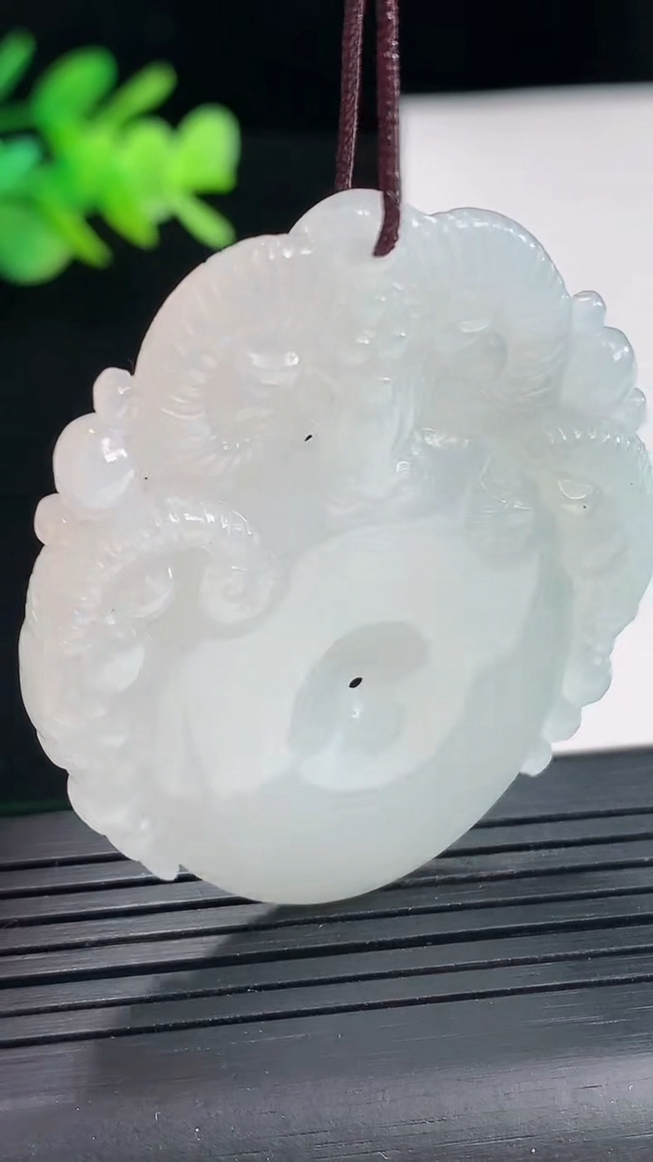 天然A货翡翠三羊开泰吊坠，尺寸49-42.5-5.6重量:22.60g
4月25日