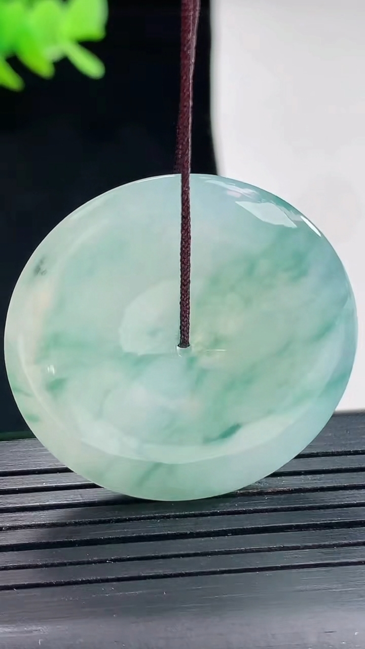 天然A货翡翠冰种飘花平安扣吊坠，尺寸35-5.5重量:14.88g
4月25日