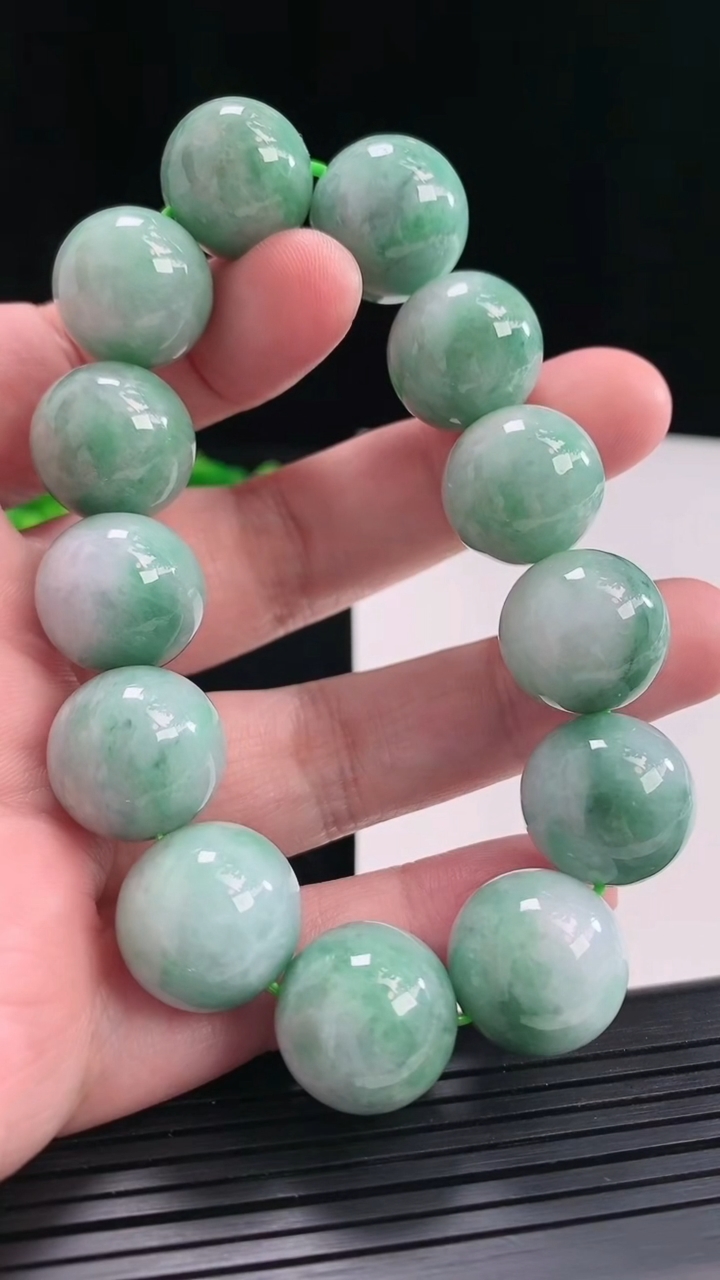 天然A货翡翠圆珠手串，尺寸16.6重:103.54g2294月25日
工厂直销收藏佳品,种好水足，色