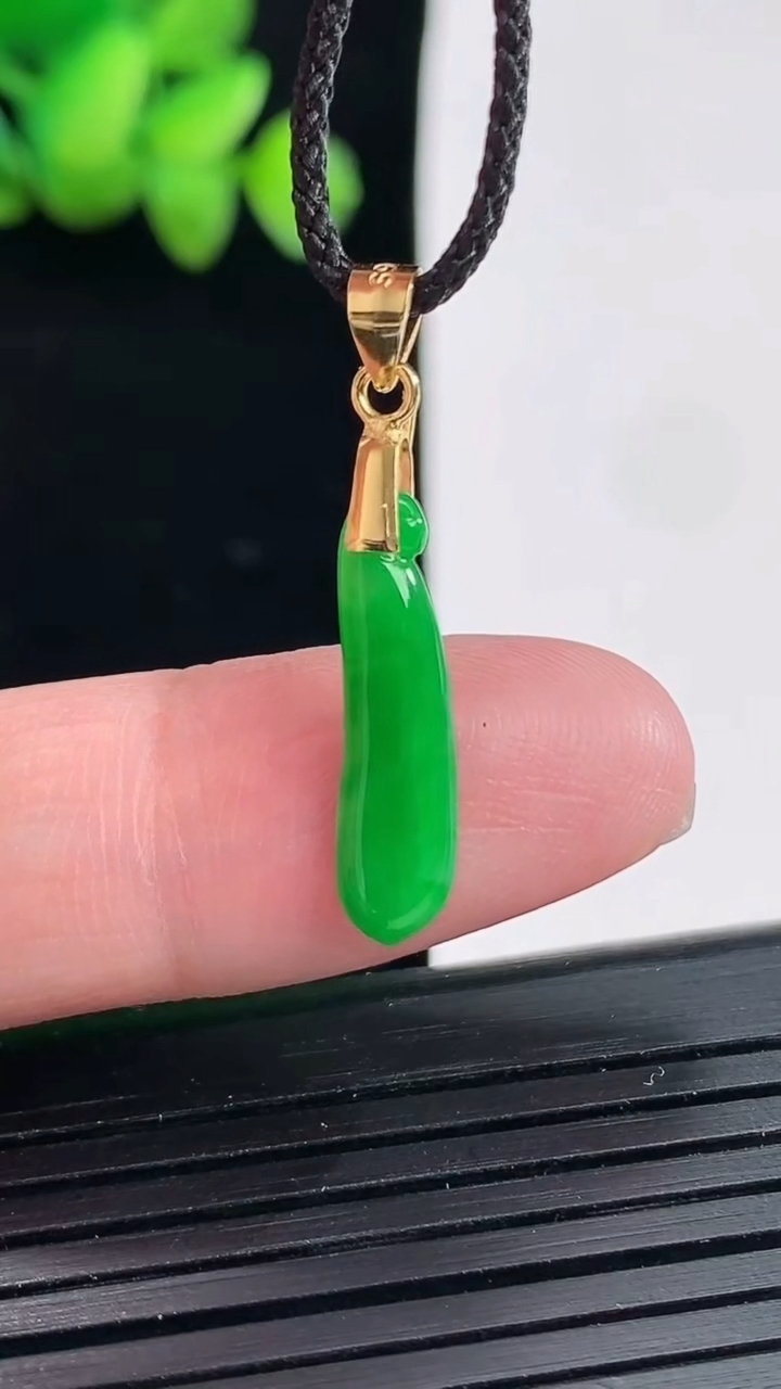 天然A货翡翠福瓜吊坠，尺寸81.7-4.9-1.8重:0.60g255
4月25日