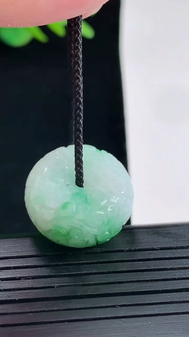 天然A货翡翠雕花路路通吊坠，尺寸21-11重量:10.00g
4月25日