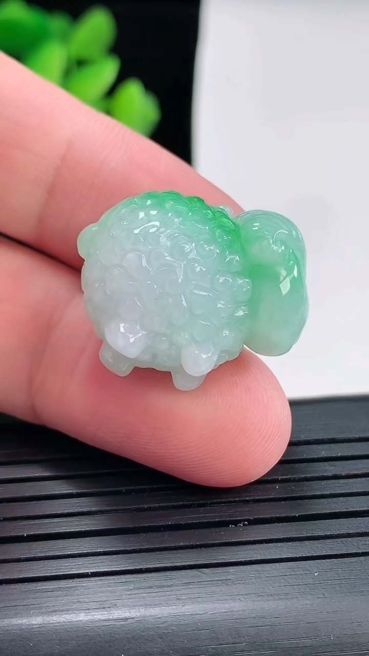 天然A货翡翠生肖羊吊坠，尺寸23.8-19-14.5重量:11.66g
4月25日
