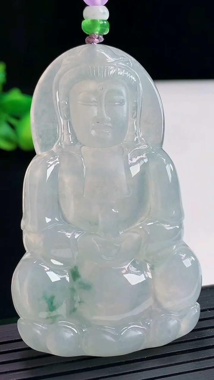 天然A货翡翠种飘花正装观音吊坠，尺寸67-41.5-5重量:32.73g
4月25日