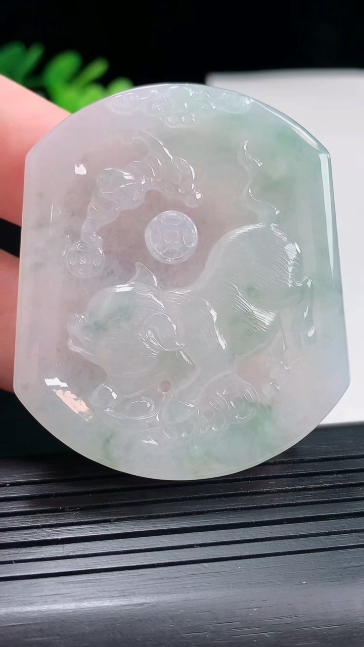 天然A货翡翠飘花生肖猪吊坠，尺寸53-45-5重量:27.56g
4月25日