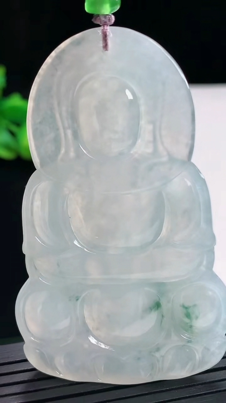 天然A货翡翠种飘花正装观音吊坠，尺寸67-41.5-5重量:32.73g
4月25日