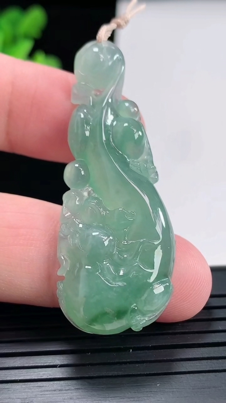 天然A货翡翠仿古龙吊坠，尺寸51.5-19-5.2重量:8.84g
4月25日