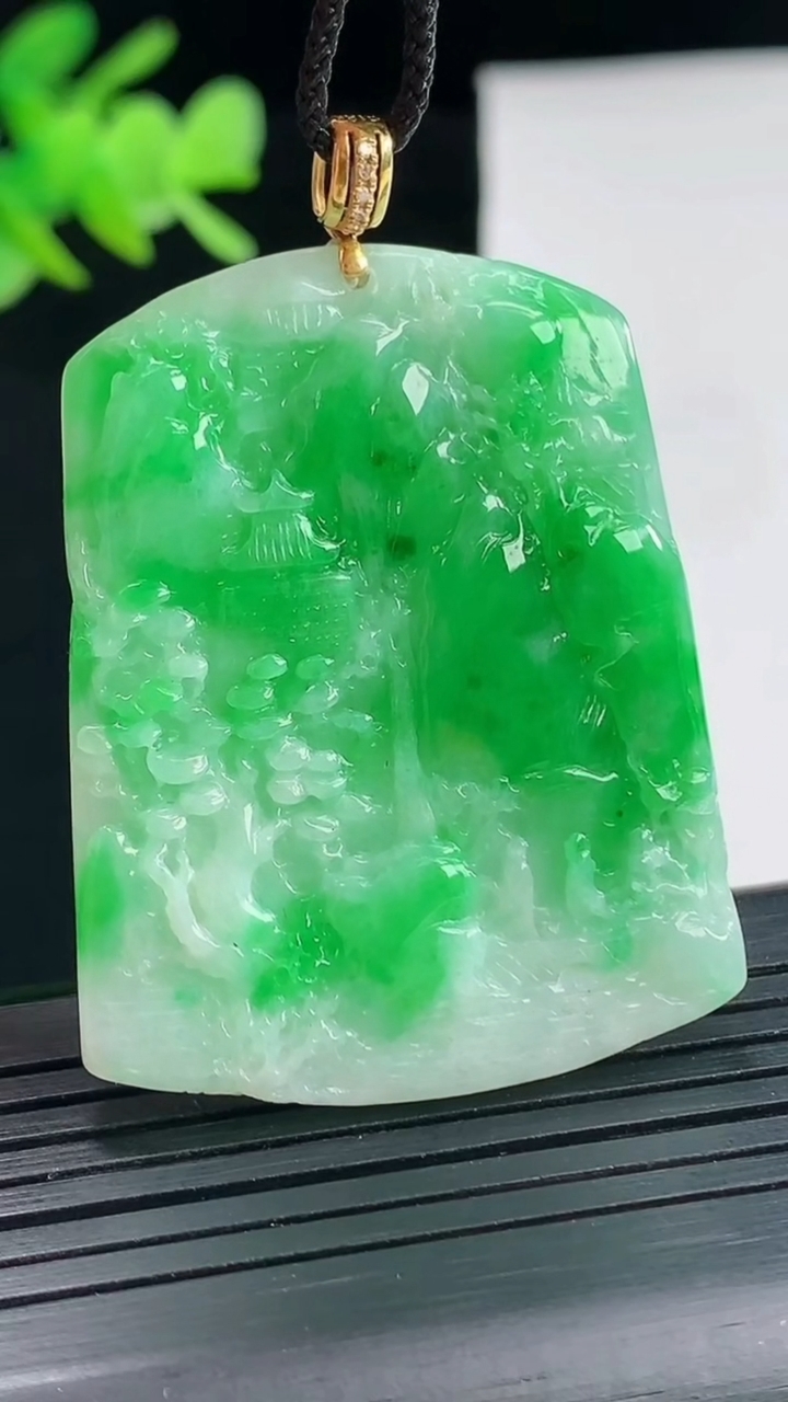 天然A货翡翠山水牌吊坠，尺寸44-35-4重量:15.04g
4月25日