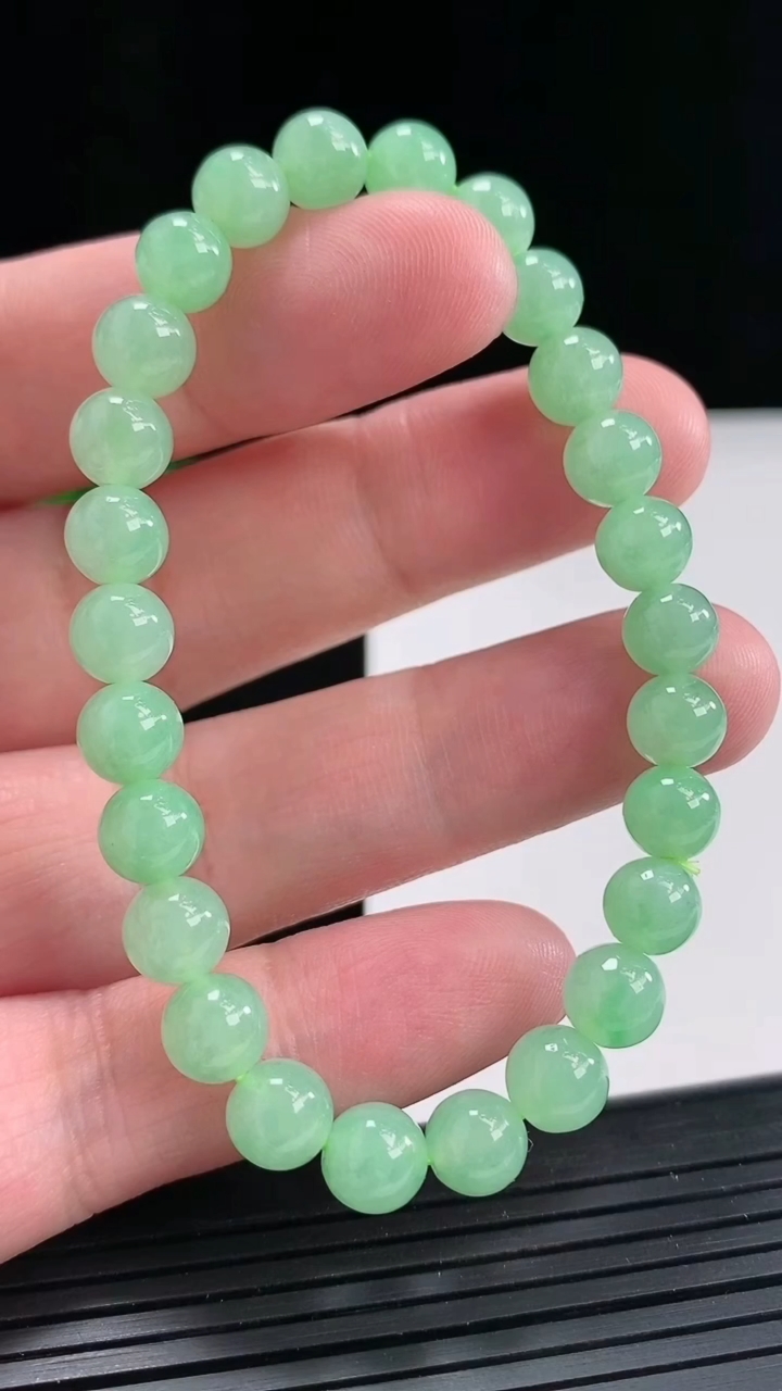 天然A货翡翠圆珠手串，尺寸7-26颗重量:16.41g4月25日
工厂直销收藏佳品,种好水足，色泽均