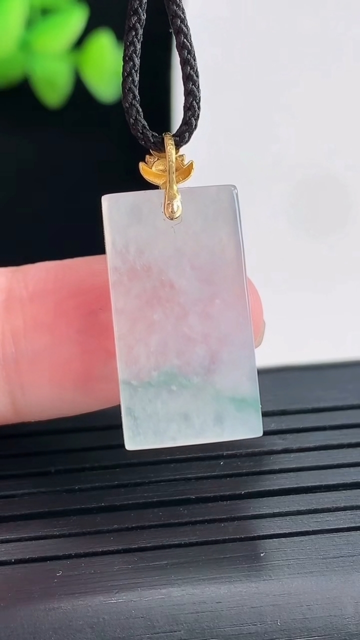 天然A货翡翠冰种18k金飘花无事牌吊坠，尺寸22.5-12-4.2重量:3.83g
4月25日