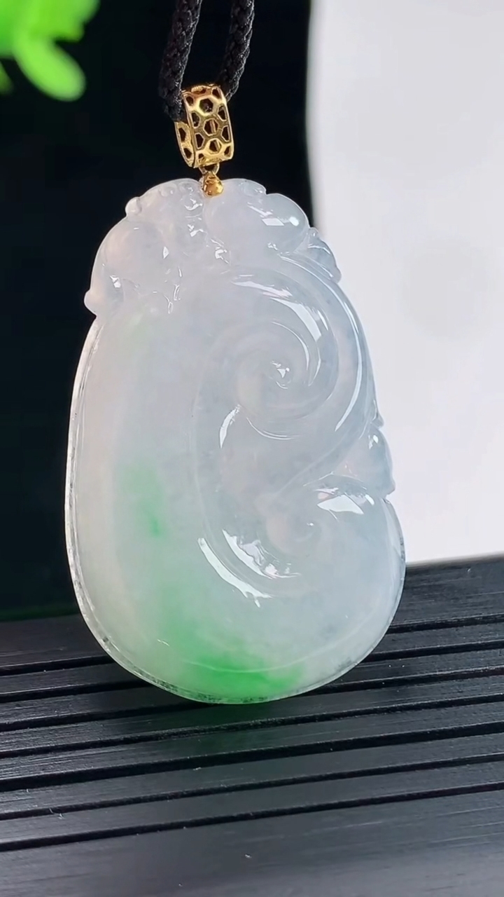 天然A货翡翠如意吊坠，尺寸35.8-23.6-5.2重量:10.00g
4月25日