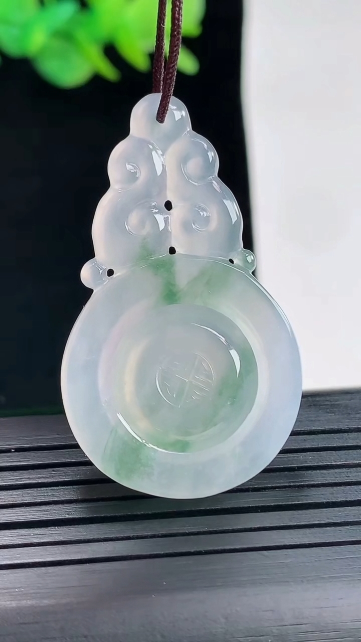 天然A货翡翠时来运转吊坠，尺寸42-25-3.6重量:7.72g
4月25日