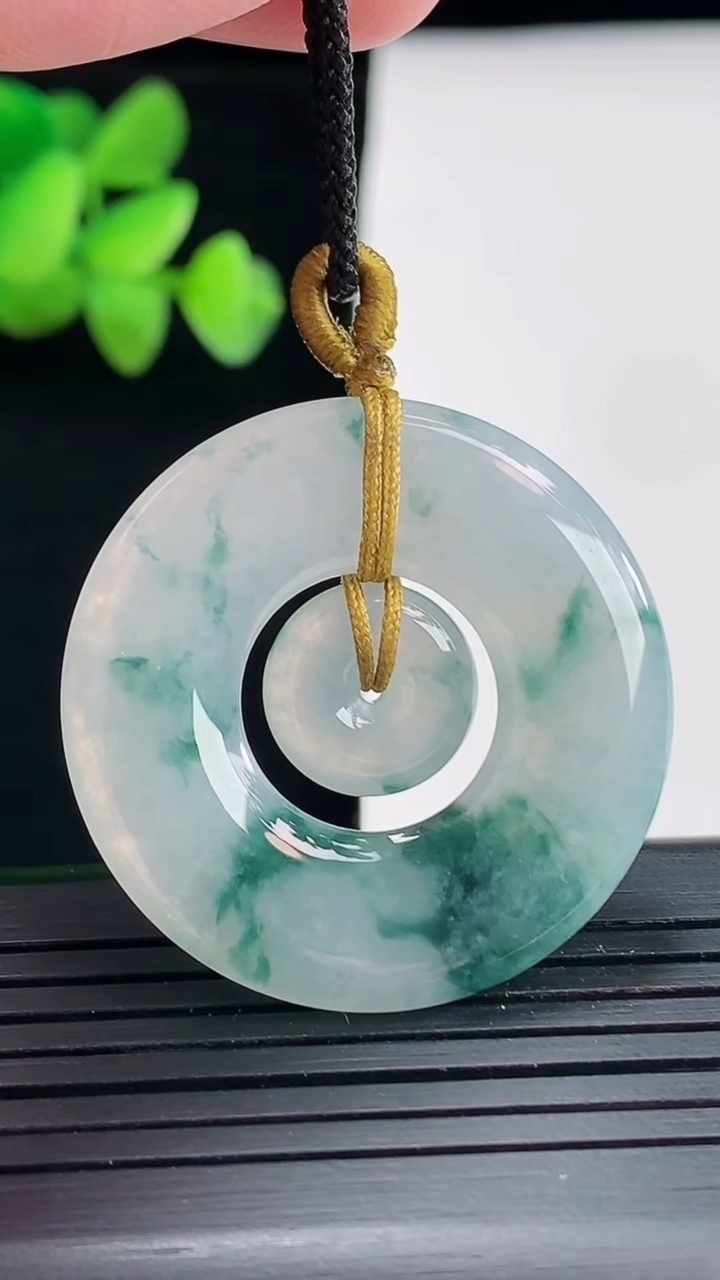 天然A货翡翠飘花子母平安扣吊坠，尺寸33-4.5重量:10.11g
4月25日