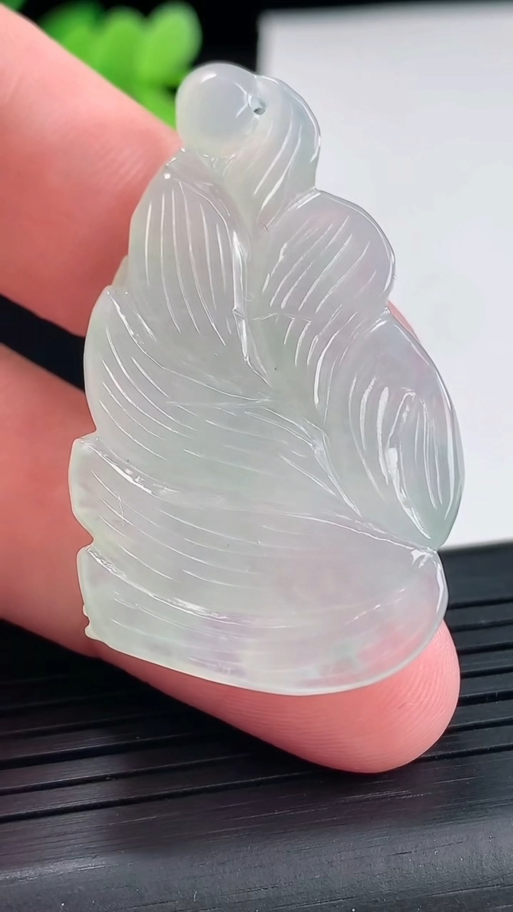 天然A货翡翠九尾狐吊坠，尺寸46.6-28-8.2重量:14.90g
4月25日