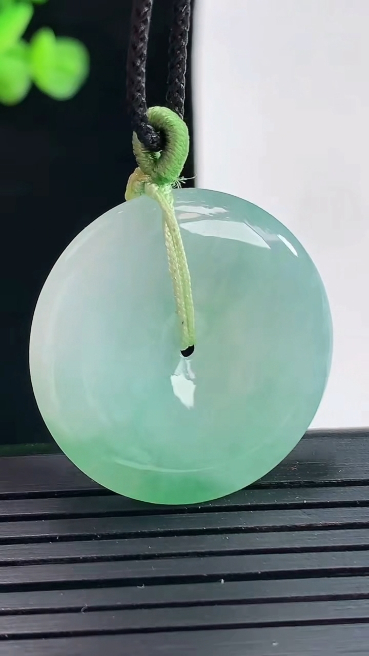 天然A货翡翠平安扣吊坠，尺寸29.5-5重量:9.83g
4月25日