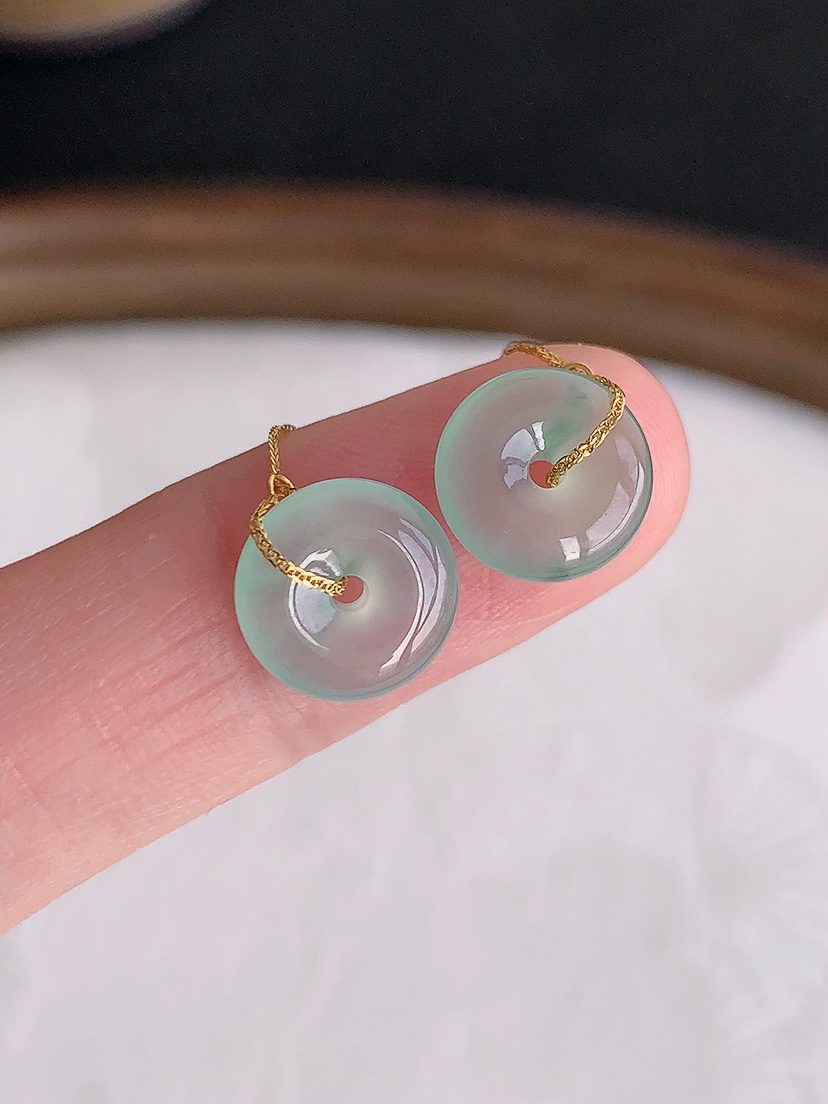 天然A货翡翠18K金镶嵌晴水飘花平安扣耳坠 
尺寸9.6-3mm 重量1.50g 0425