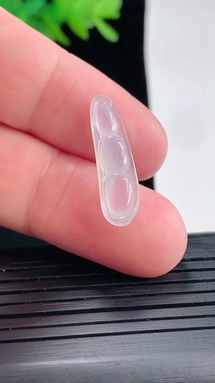 天然A货翡翠福豆吊坠，尺寸23-6.5-3.6重量:1.13g
4月25日