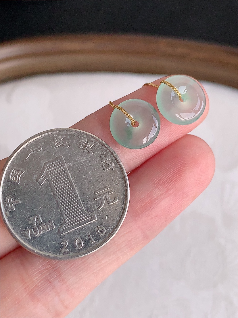 天然A货翡翠18K金镶嵌晴水飘花平安扣耳坠 
尺寸9.6-3mm 重量1.50g 0425