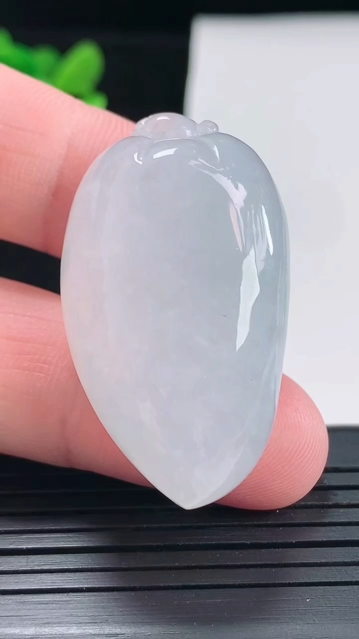 天然A货翡翠福瓜吊坠，尺寸40-23-14重量:25.03g
4月25日