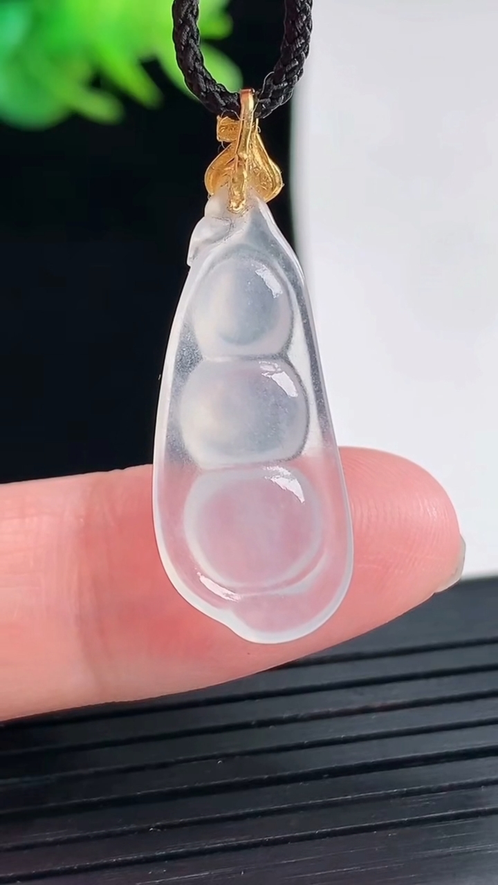 天然A货翡翠种白冰福豆吊坠，尺寸26-11.8-3重量:1.47g
4月25日