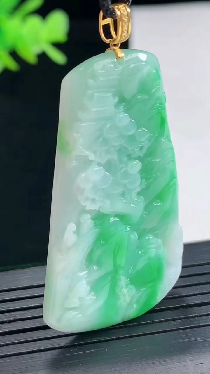 天然A货翡翠山水牌吊坠，尺寸46.5-29-5.2重量:15.77g
4月25日