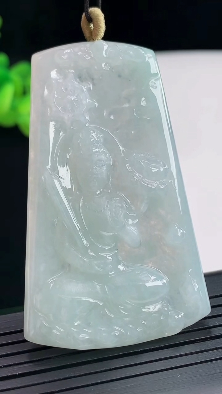 天然A货翡翠大势至菩萨吊坠，尺寸60-37-5重量:22.00g
4月25日