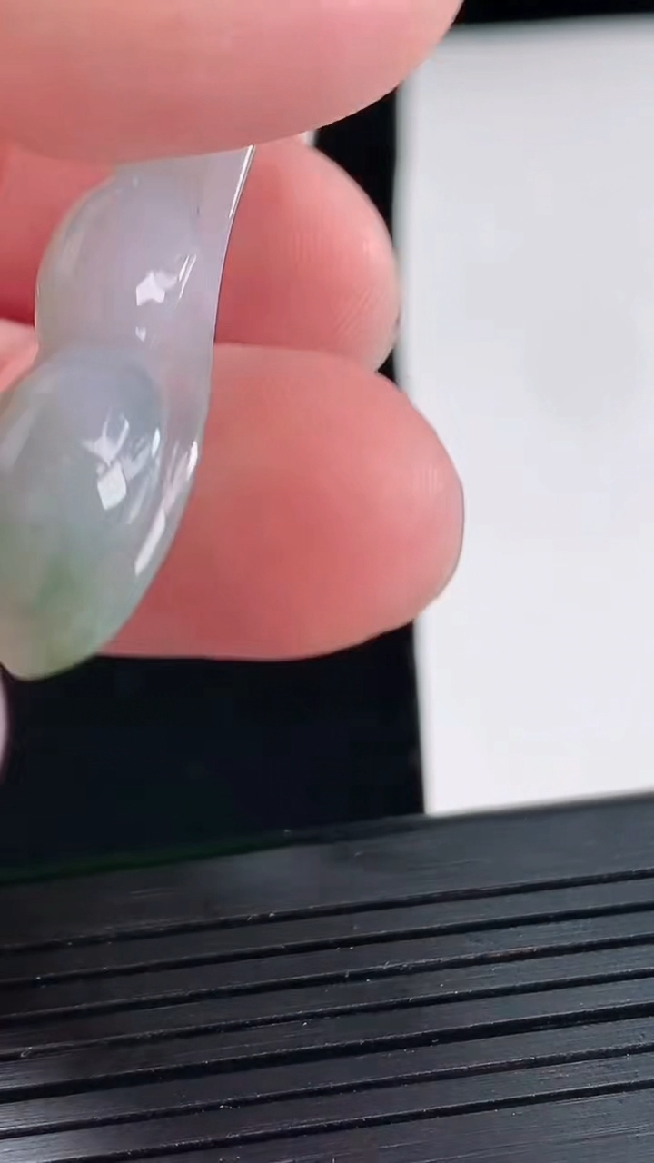 天然A货翡翠飘花福豆吊坠，尺寸37-11-6.5重量:4.76g
4月25日