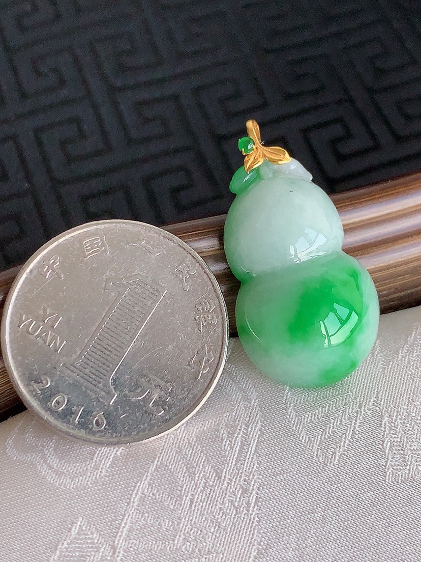 天然A货翡翠18K金镶嵌飘绿葫芦吊坠 
尺寸31.2-26.5-16-10.5mm 重量7.53g 0425