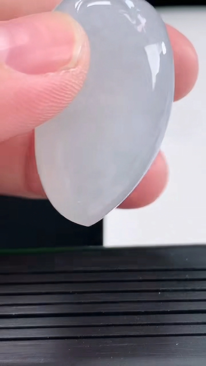 天然A货翡翠福瓜吊坠，尺寸40-23-14重量:25.03g
4月25日