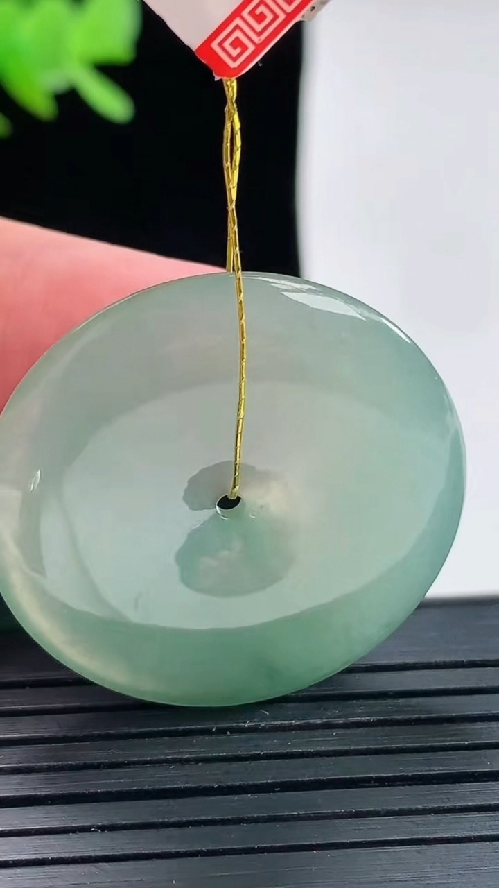 天然A货翡翠平安扣吊坠，尺寸33-4.2重量:10.45g
4月25日