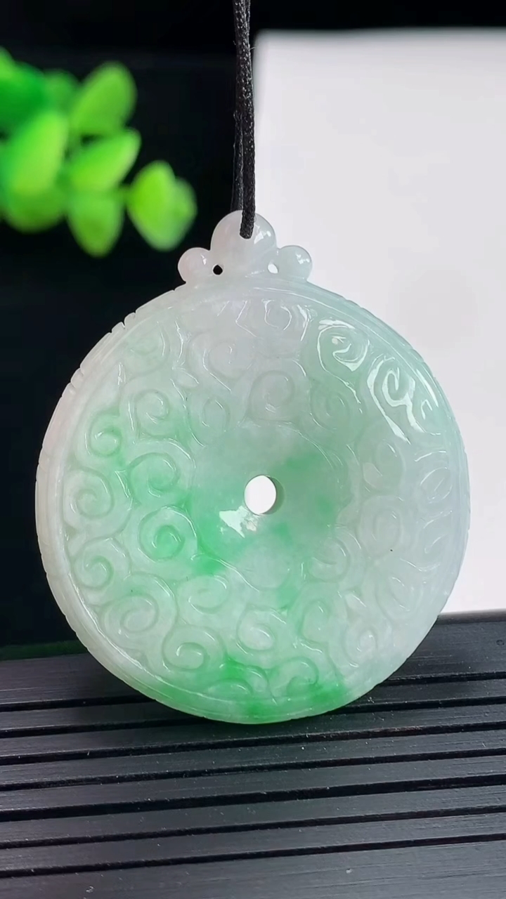 天然A货翡翠雕花平安扣吊坠，尺寸40-35-6.8重量:16.95g
4月25日