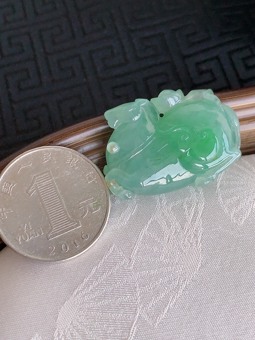 天然A货翡翠飘绿唐马吊坠 
尺寸31.3-21.7-11mm 重量14.28g 0425